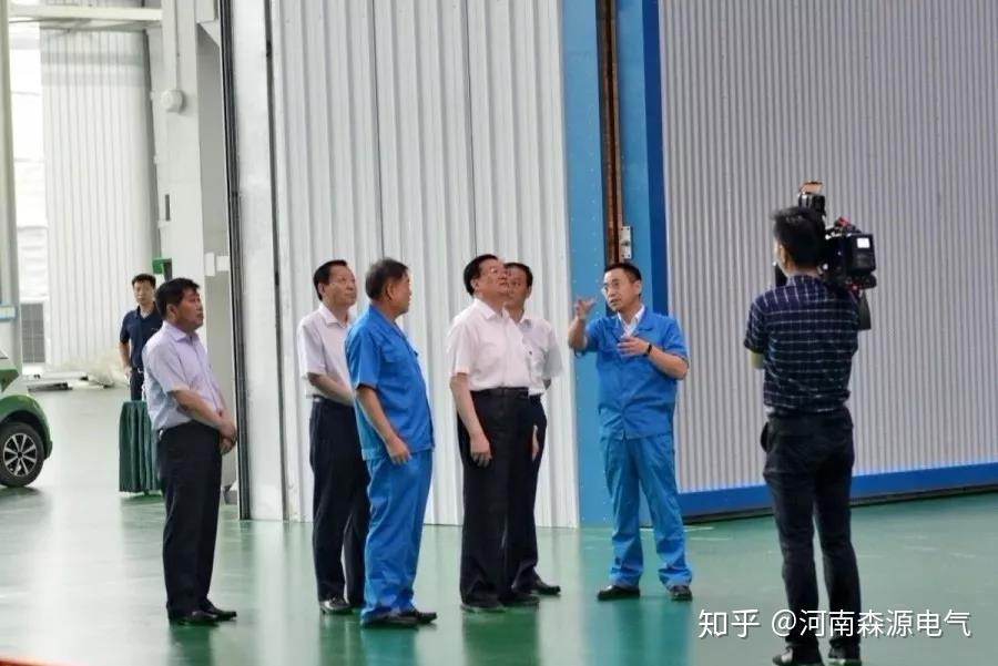 在森源电气超高压开关及变压器产业基地,集团党委书记楚金甫向王国生