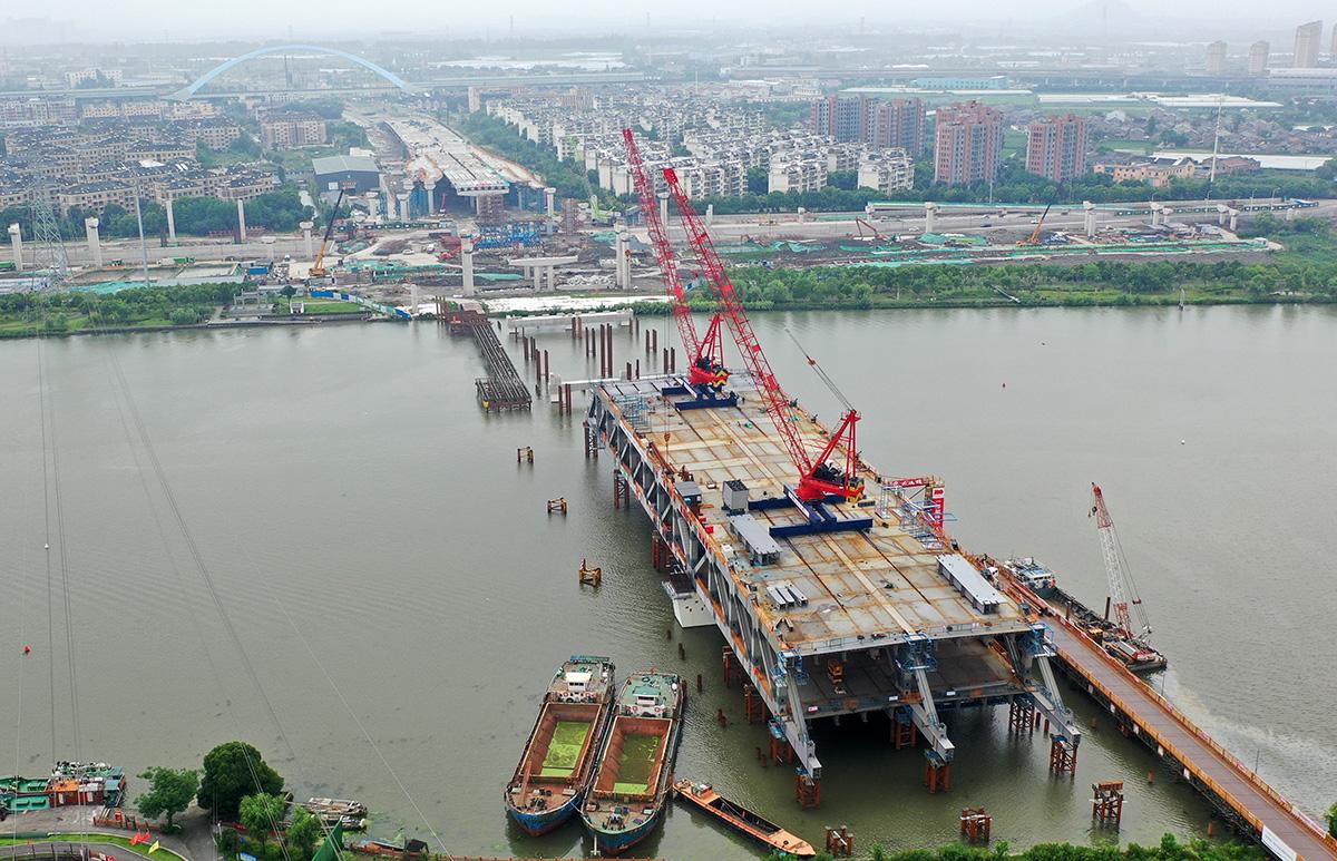 建设中的西洪大桥待到桥通两岸可到桥上看风景