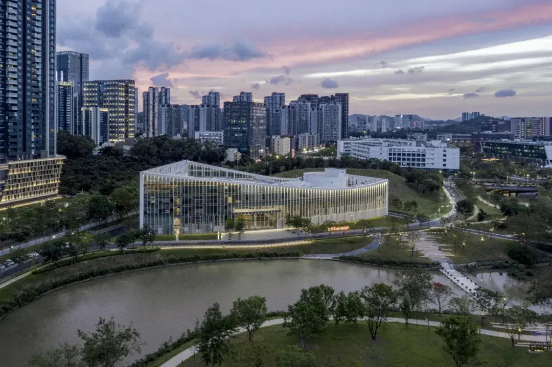 不刻意塑造行政化的轴线让建筑依山就势深圳南方科技大学会堂设计