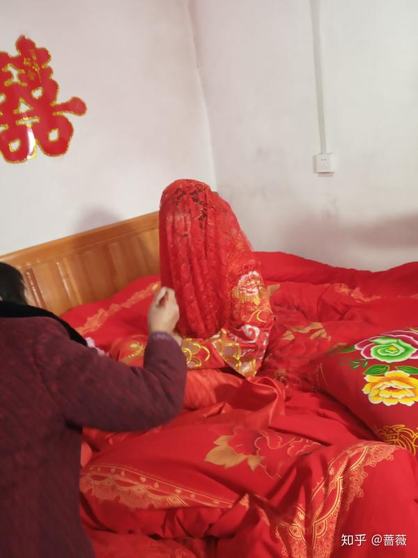 新娘在床中间,孩子们抢糖抢的欢实.