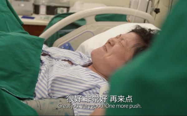 产妇需要借助宫缩的力量,把一切力气往下使,将孩子分娩出体外.