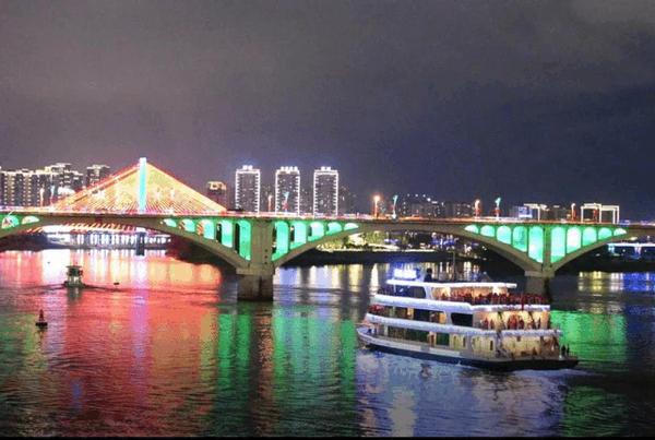 点亮南充嘉陵江两岸流光溢彩璀璨夜景献礼祖国