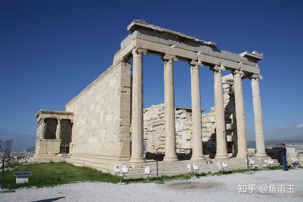 规格更高的还有六柱前柱式,如著名的伊瑞克提翁神庙,如果去掉南北的两