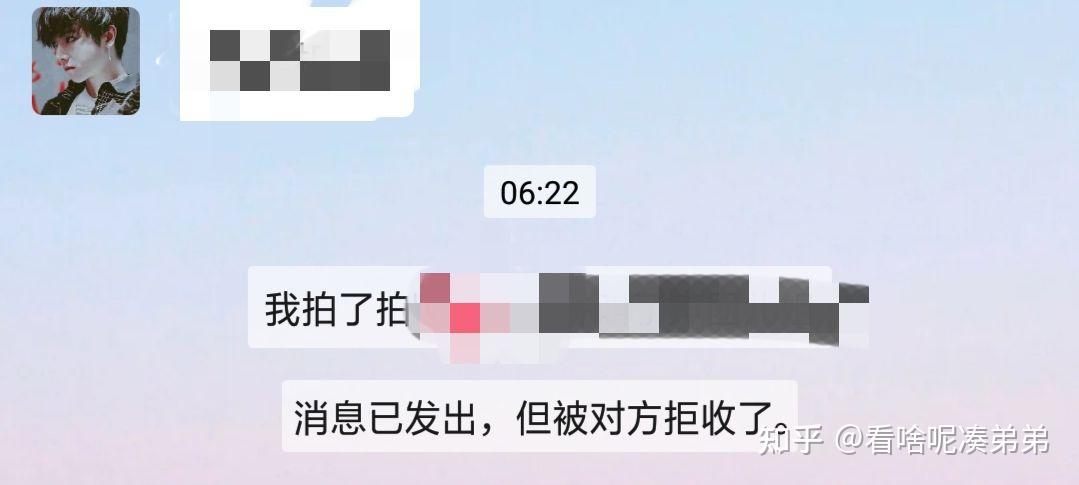 为什么我微信被别人拉黑了然后我看她微信朋友圈背景图变成灰色了