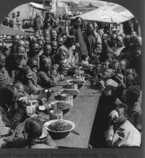 露天餐馆里,食客们正在吃饭.照片拍摄于1924年前后.
