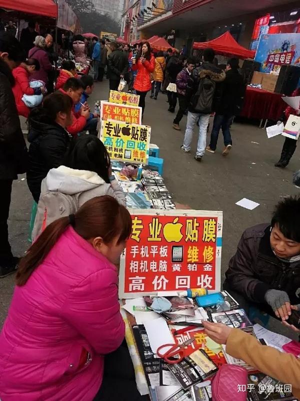 随着智能手机的风靡,不管是路边摊还是实体店,都会有手机贴膜者的身影