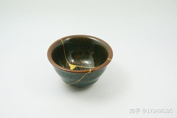 使用金缮工艺修复的瓷器