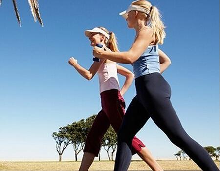 作者史塔曼博士指出:行走健身要求迈大步,速度较快,双臂摆动,抬头挺胸