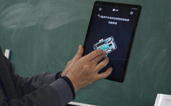 工程师将手持式激光三维扫描仪获取的高精度三维数据,利用相关三维