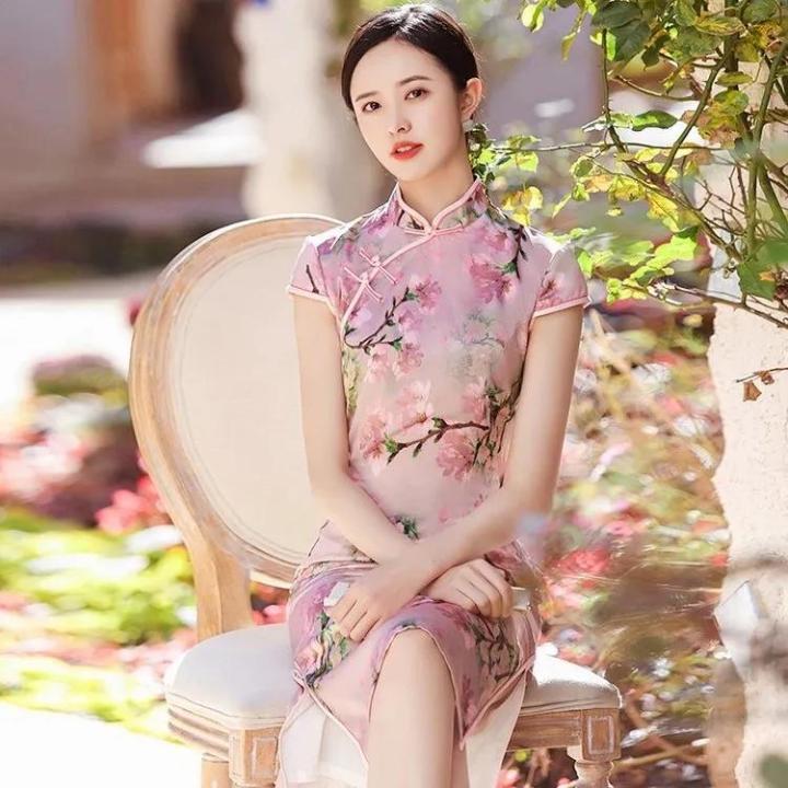 注意几个要点中长款旗袍你也能穿得很好看显得女子自信又美丽