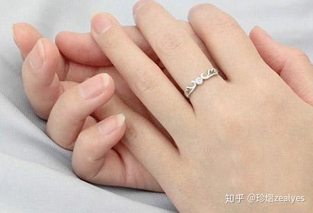 戒指戴在中指的意思是正在热恋中,表明有女朋友/男朋友.