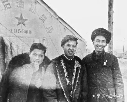 1950年,邓邦镇和哥哥邓干,姐姐邓玉男一家人作为邓中夏烈士遗属到北京