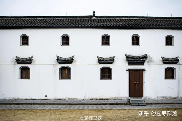 沿着曲折的青石板路 高低错落的房屋 清一色的白墙黑瓦 山间