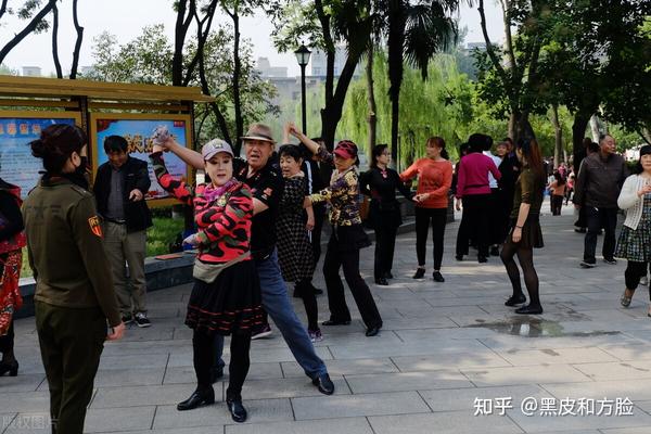 55岁老人退休学跳广场舞导致两个家庭破裂舞伴妻子无法接受