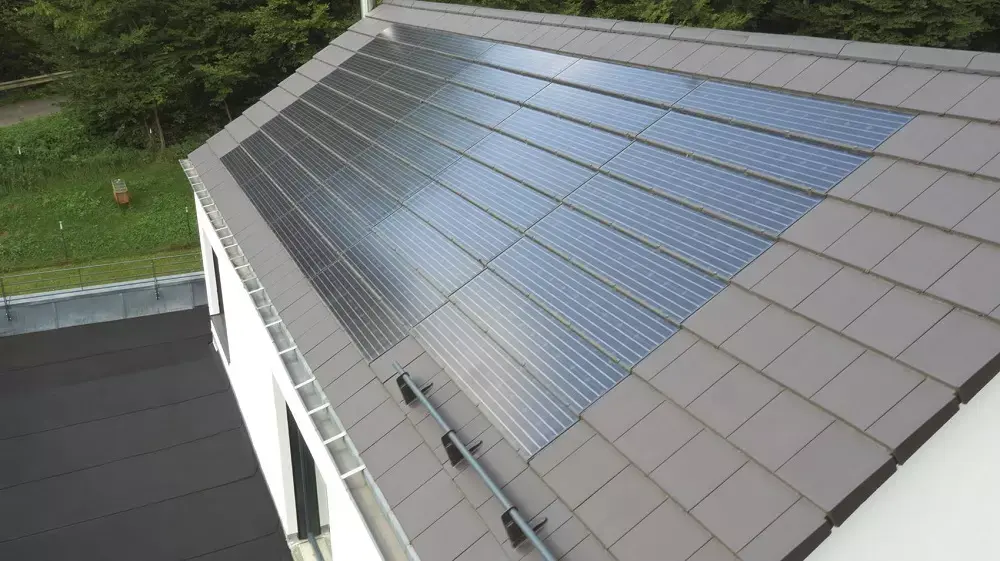 他们决定投资一个家用太阳能光伏屋顶系