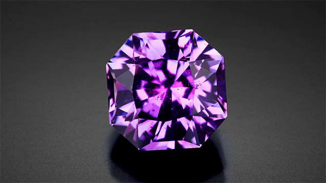 紫色蒙大拿州蓝宝石