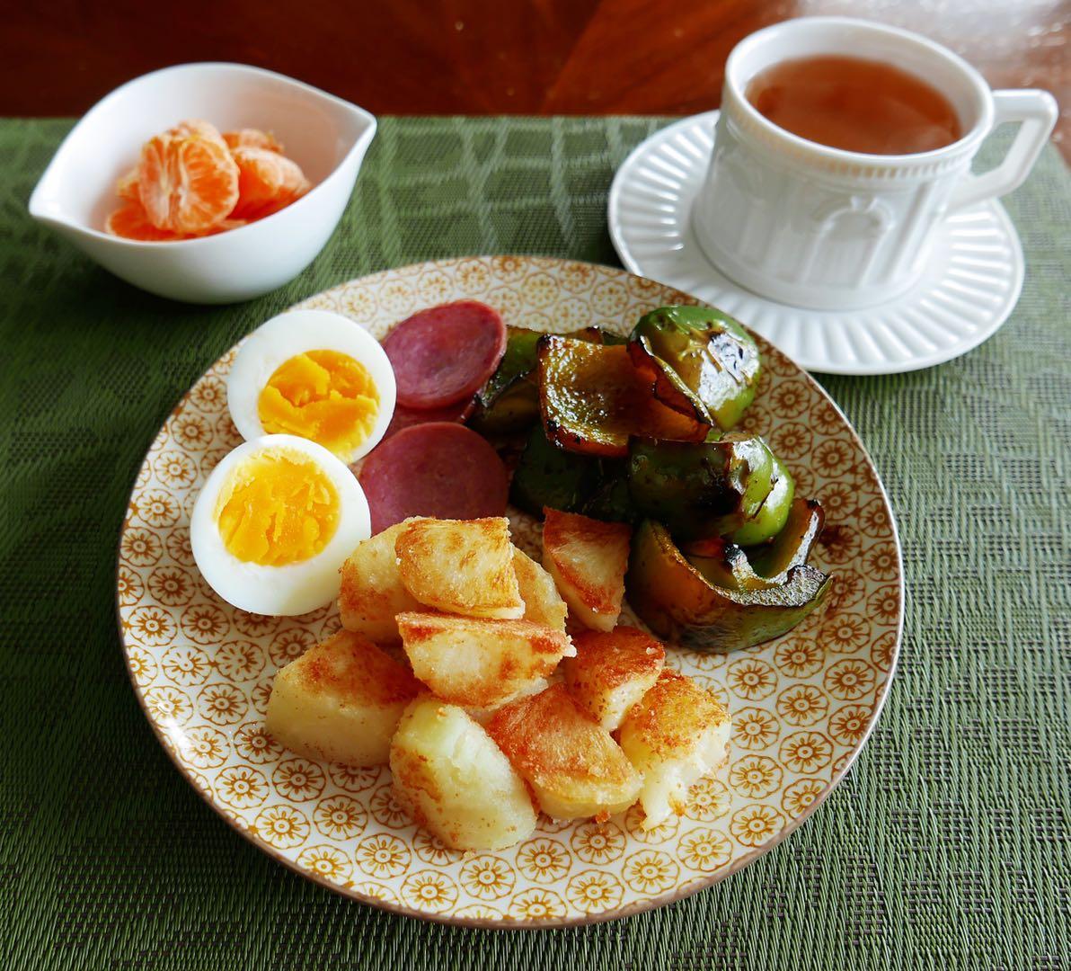 煎土豆,炒青椒,煮鸡蛋,热香肠,吃早餐.