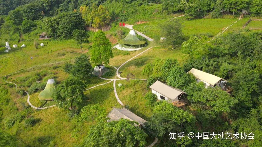 面对成都周边的空心村和荒山艺术能为乡村做些什么小绿球大地艺术的