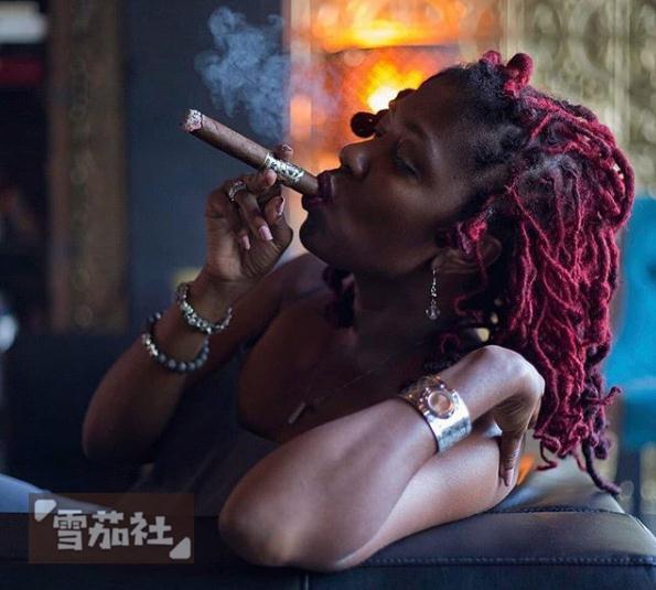 组图-女子霸道叼雪茄更妩媚 雪茄与美女艺术(1)