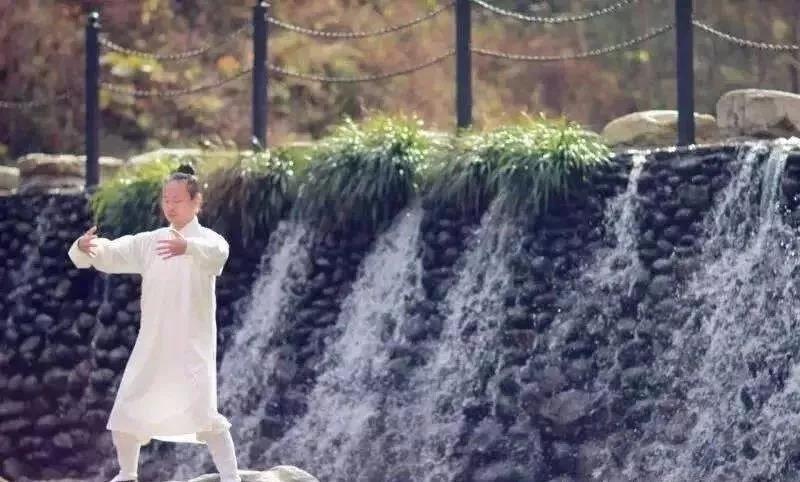 蹲马步是站桩的一种,站桩还有很多种类.