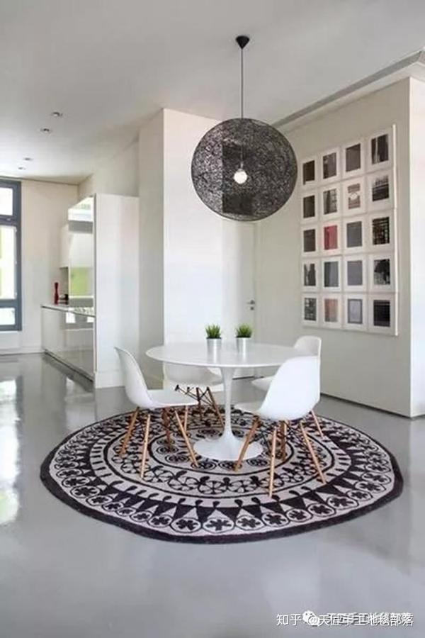 餐桌也是圆形的,千万要搭配一条好看的圆形地毯,这样使整个空间的设计