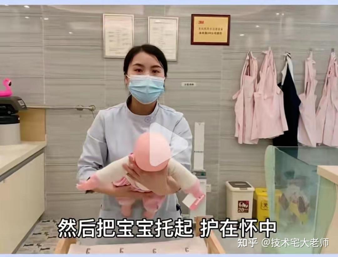 的手掌顺势对宝宝的背部做一定的支撑4,抱起后,宝宝面朝上,头高脚低位