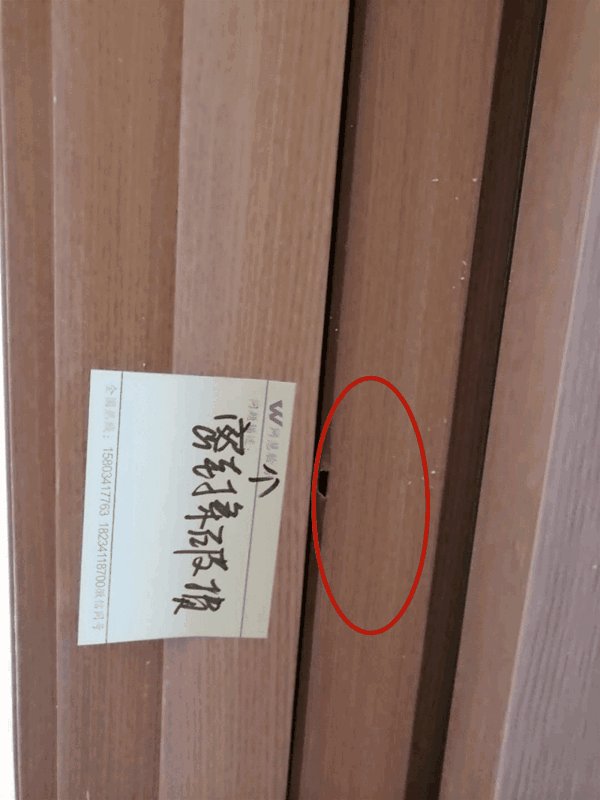 踢脚线局部闪缝 6. 窗台石左侧收口漏缝 7. 窗框上方打胶不严 8.