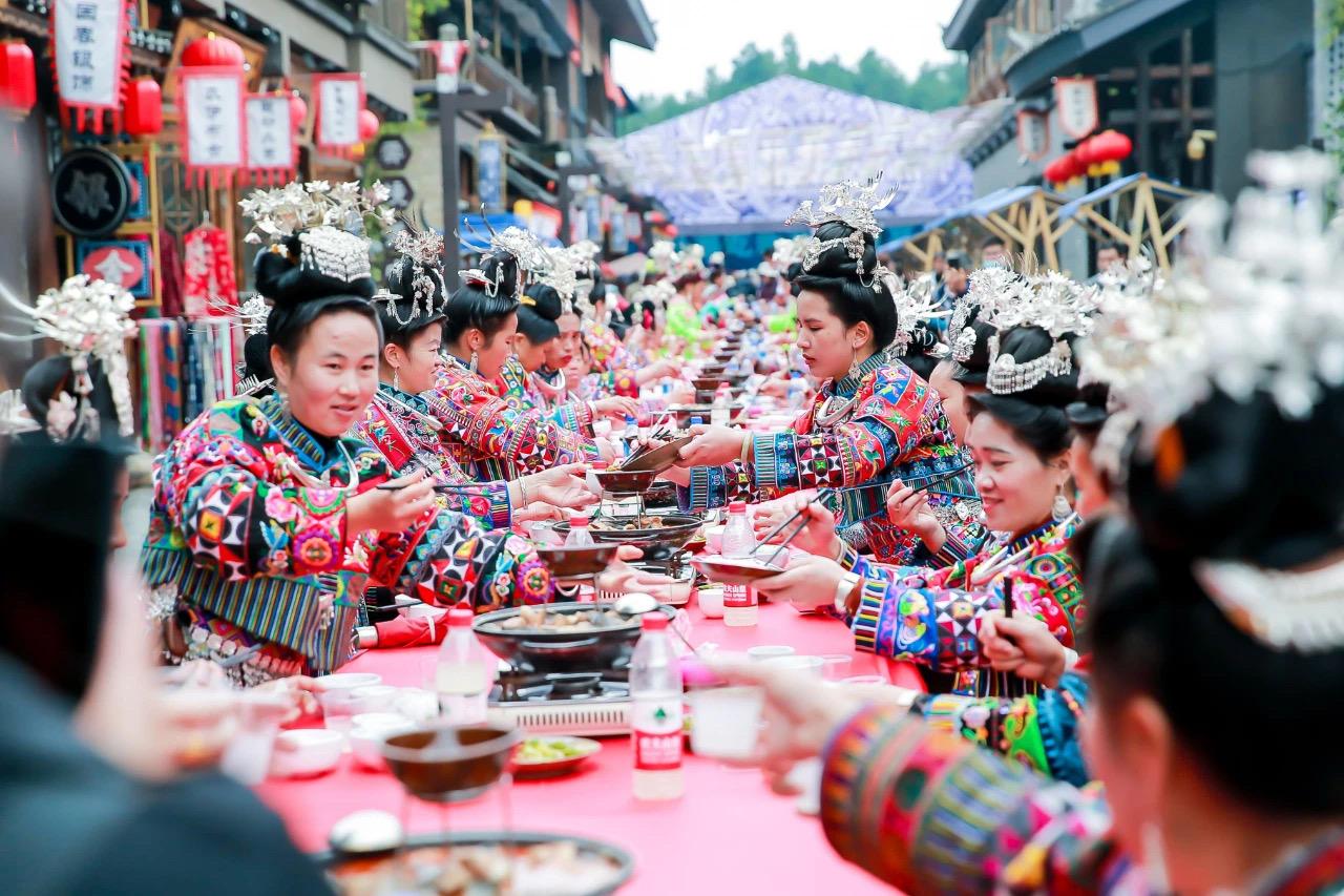 "吃新节"遇上长桌宴,一公里,1800余人共餐!