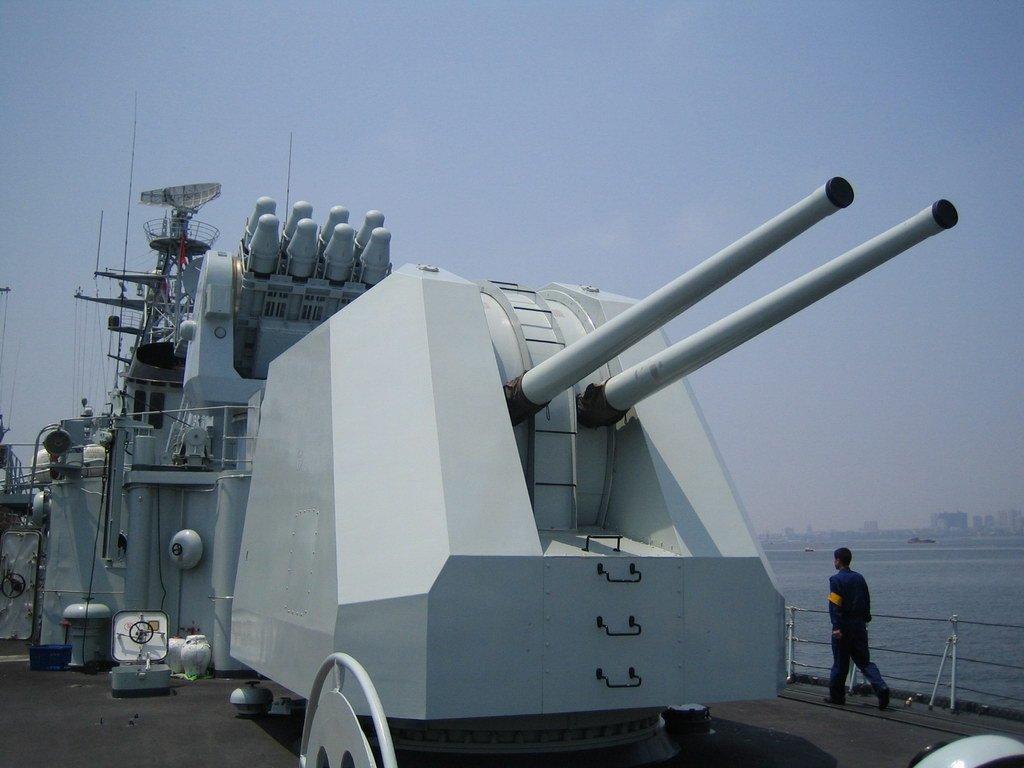 早期双管100毫米舰炮自动化程度低