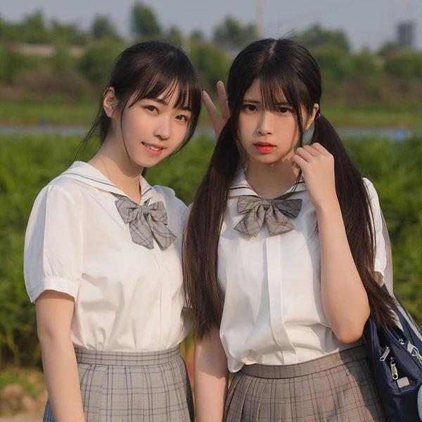 凉鞋吧,这些鞋都挺好搭制服的,厚底总是有一种可爱的感觉,配jk制服