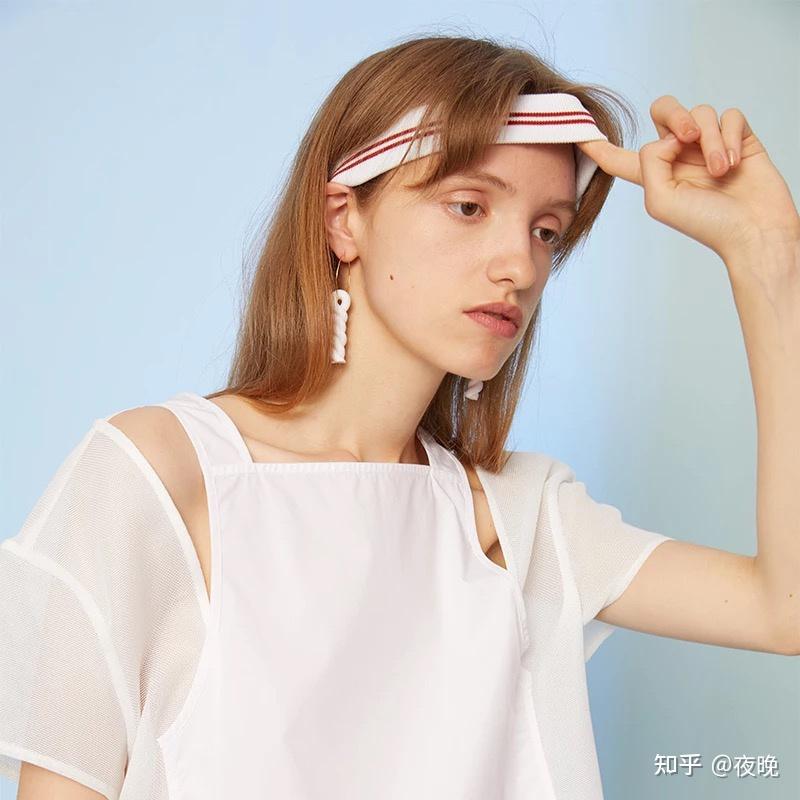 什么人不适合戴发带(发带怎么戴才好看)