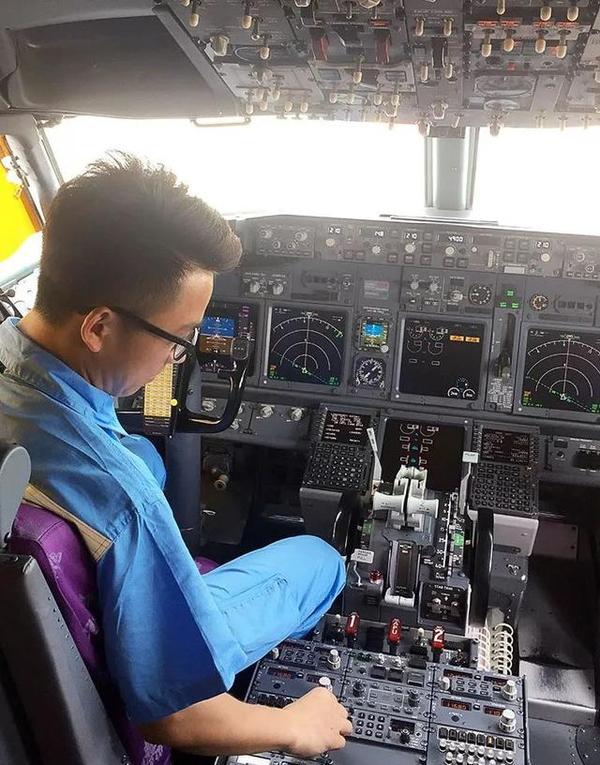 王伟健在波音737驾驶舱做设备测试