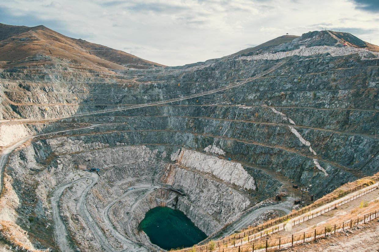 地质学爱好者必去新疆阿勒泰富蕴可可托海三号矿坑