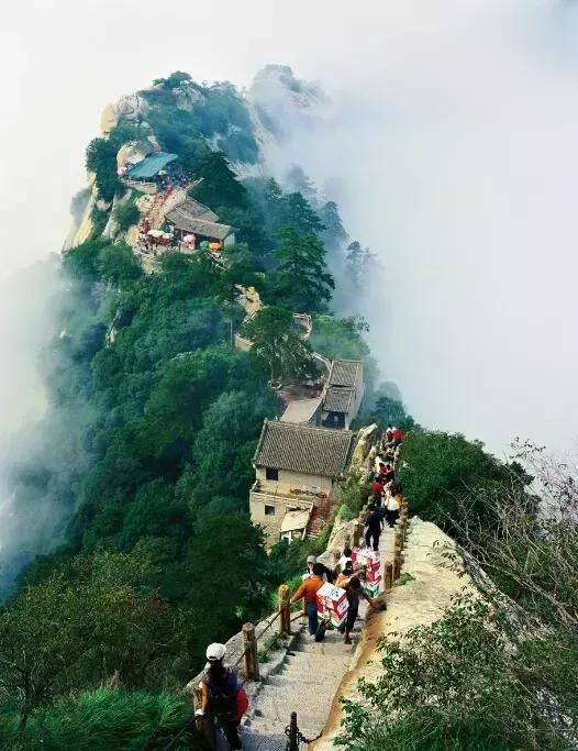 在苍龙岭上可以拍到卧牛石的全景,华山北峰的全景以及云雾中的北峰.