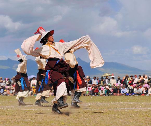 这是当雄赛马节时那曲人戴的索夏,听说他们的帽子和他们的山神—念青