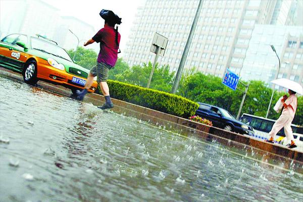 雨天路滑,在下班途中,李某在人行道上踩到水坑,不慎滑倒受伤.