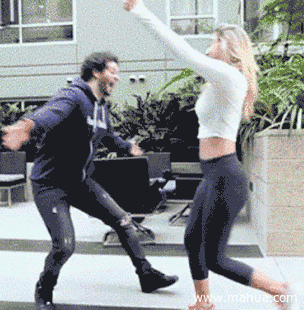 胸大?那就露沟呗. 屁股翘?哦那就穿紧身裤,屁股翘上天.