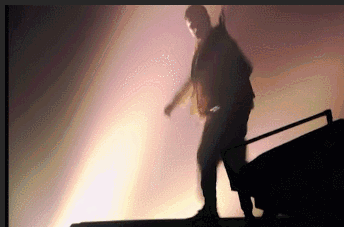 看一个人摔倒引发上亿人点赞成年人的世界都是孤勇奋战