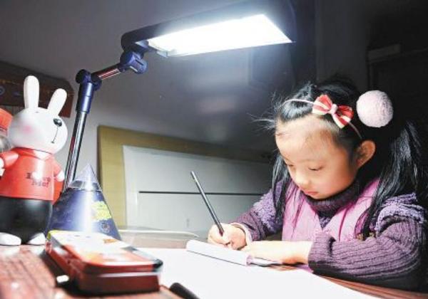 估计是受很多影视作品的影响,很多家长喜欢让孩子在夜里写作业的时候