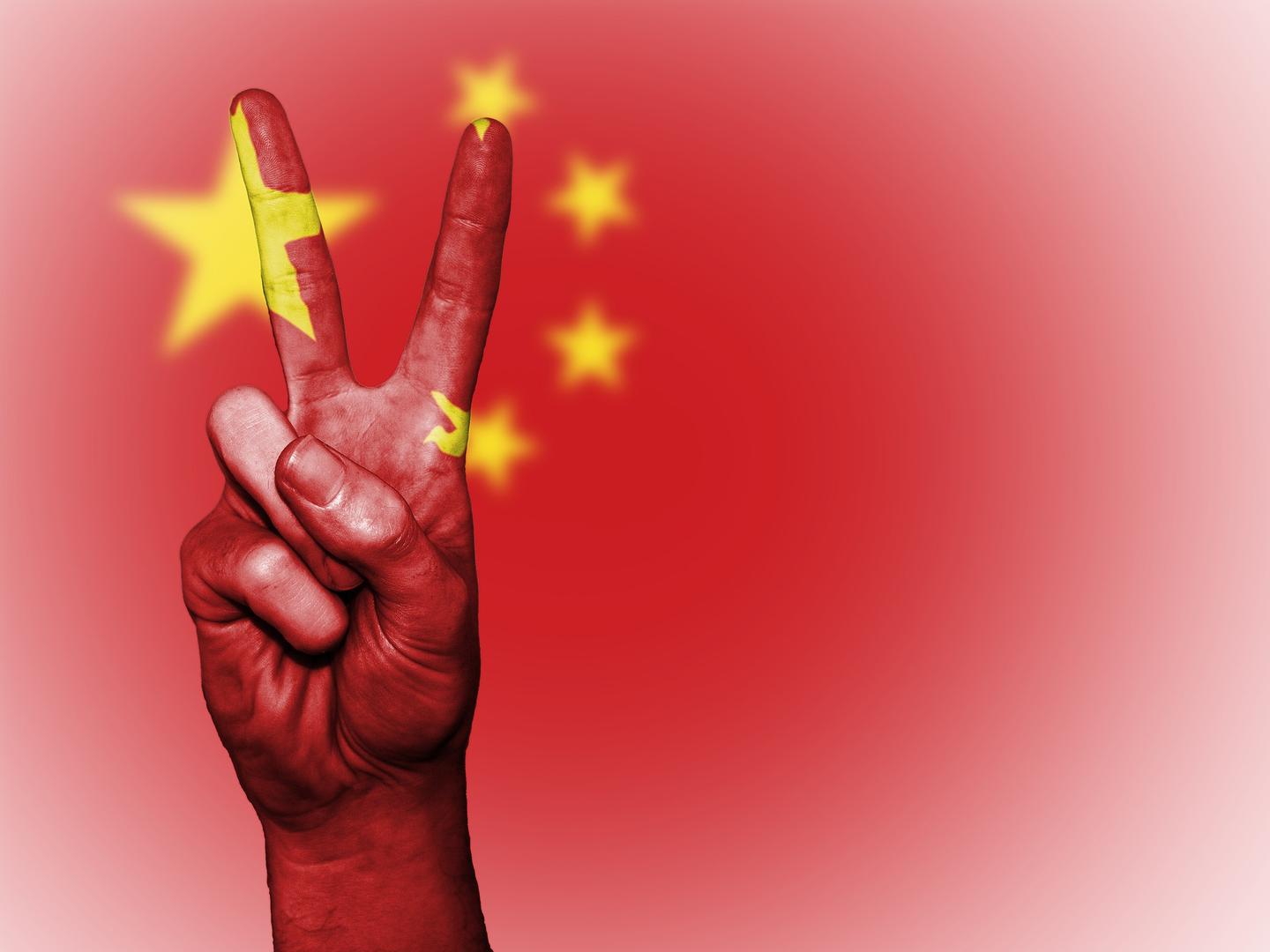 fighting,这个可不能说错,快和吉米老师学习怎么用英语为中国加油吧