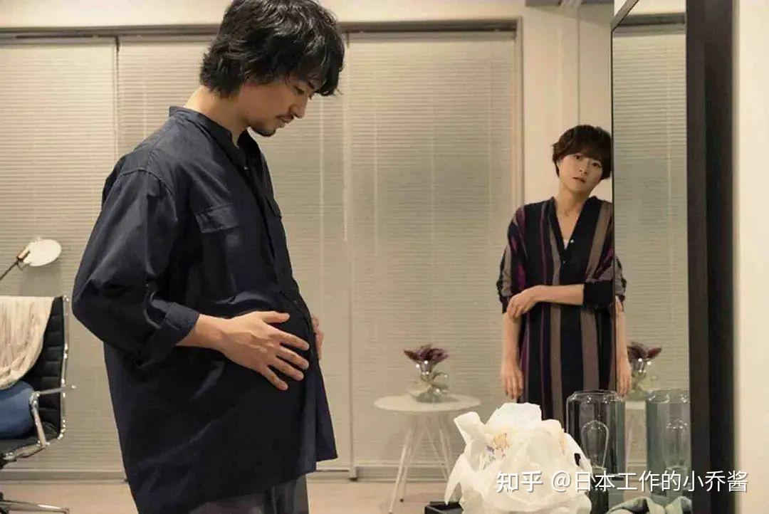 这个日本男人怀孕了挺孕肚当模特男妈妈真的来了