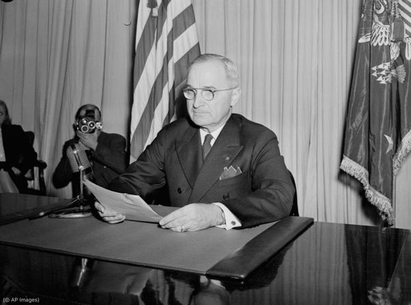 1945年5月8日,杜鲁门总统从白宫发表讲话,宣布同盟国赢得德国无条件