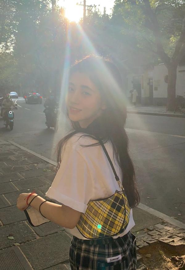 鞠婧祎壁纸:春天的小祎好治愈,阳光下的她笑起来格外地灿烂迷人