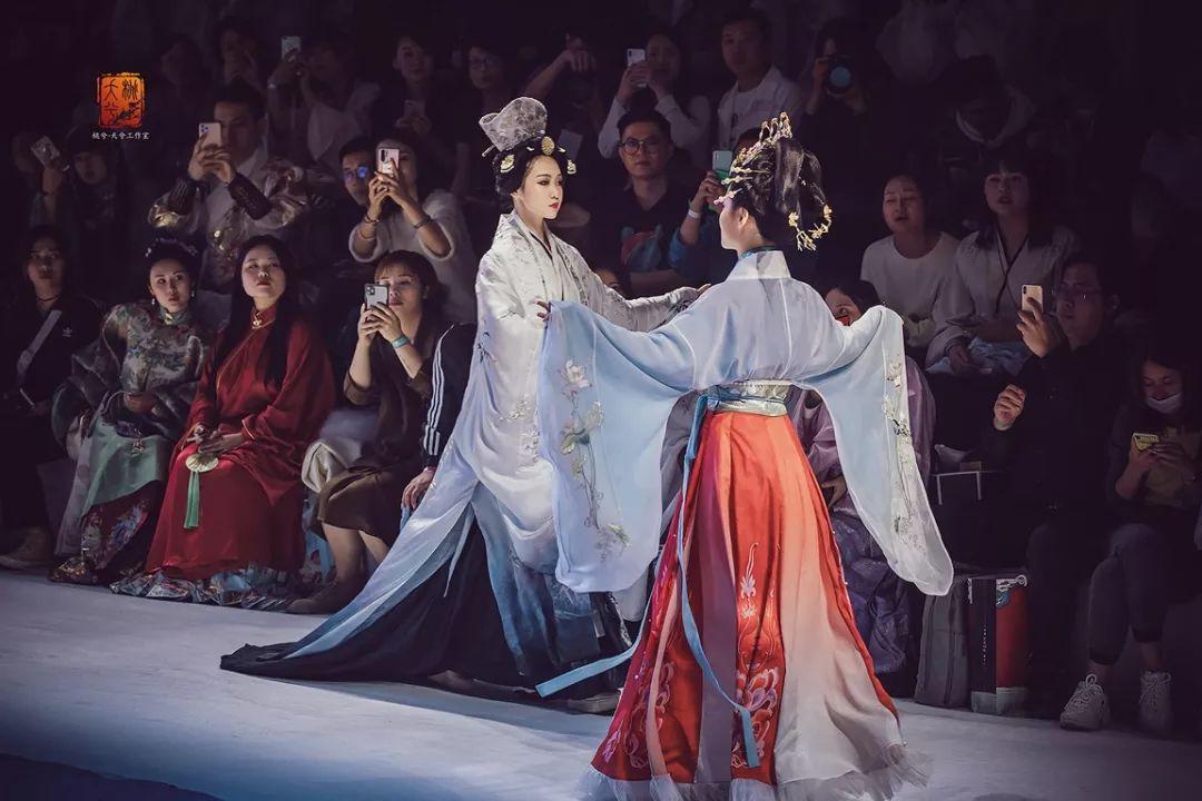 萤火虫漫展汉服秀闹乌龙,华裳九州的"文化生意"还能走