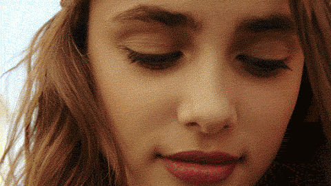            四目相对…她朝我挑眉