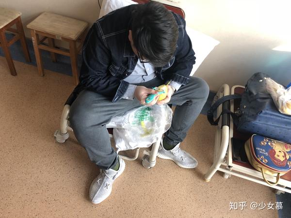 不到6小时,我憋不住要尿尿.护士又说不能下床,需要拿尿盆躺着直接尿.