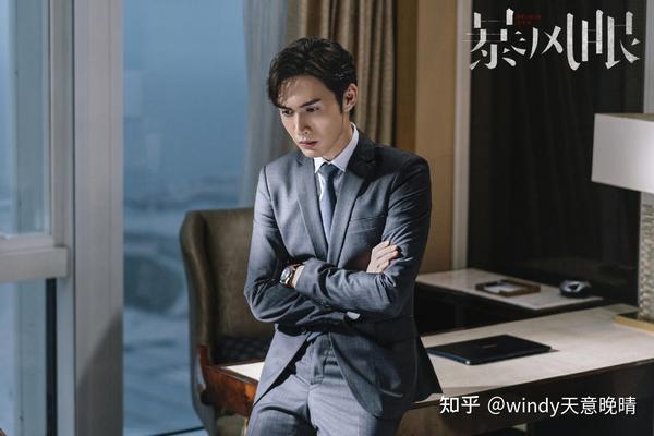 《暴风眼》的演员大多数是嘉行传媒的人,续集的话,主演杨幂和张彬彬