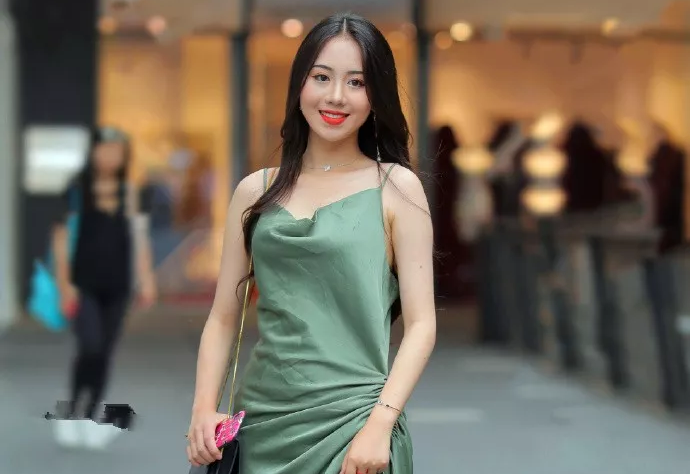 街拍:女生搭配高跟鞋, 简约时尚又韵味十足