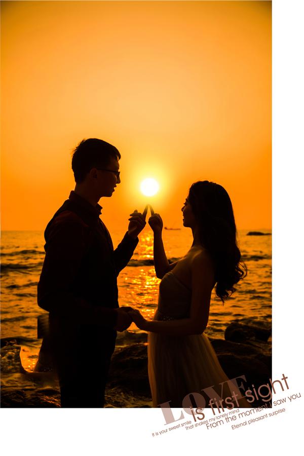 夕阳下的婚纱照