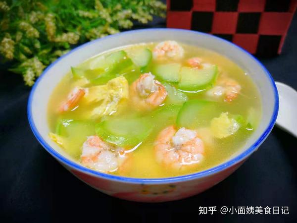 【黄瓜虾仁汤】 食材:黄瓜,鸡蛋,虾仁,葱,姜,香菜,盐,料酒,胡椒粉